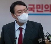 취재진 질문받는 윤석열