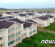 북한 평원군에 700세대 살림집 건설..새집들이 행사