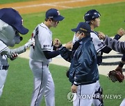 '완벽한 승리' 승장 김태형 감독, "김민규 호투가 타선 폭발의 요인" [잠실에서]