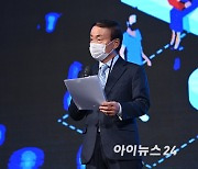 [포토]'아이포럼 2021' 환영사하는 박동석 아이뉴스24 사장 겸 편집인