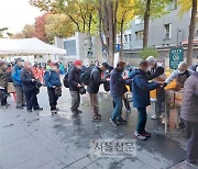 "접종·음성 증명해야 식권 한 장".. 그나마 30분 만에 동났다