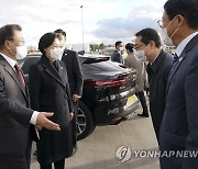 김건 주영 한국대사와 인사하는  문재인 대통령