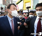 남대문시장 찾아 상인연합회와 간담회 갖는 尹