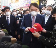 '아이 러브 코리아' 빨간모자 구입하는 윤석열