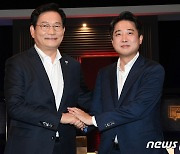 송영길 "전국민 지원금, 절차상 난점"..이준석 "소비진작 맞는지 의문"