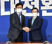 송영길 대표와 악수하는 김동연 전 경제부총리