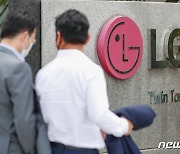 LG화학, 외인·기관 매도에 5% 급락..시총 2계단 추락