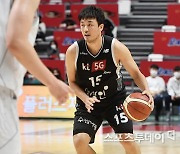 [ST포토] 김동욱, '빈 곳을 찾아'