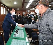 윤석열, 남대문시장 상인연합회 간담회