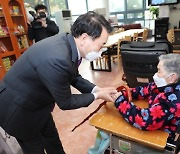 전남 장흥군, 100세 장수 어르신에게 장수지팡이 청려장 전달