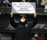 [준PO] '데일리 MVP' 최원준 "빈이와 민규 든든해..보면서 많이 배운다"