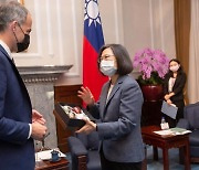 中 보란듯.. 대만 방문한 EU 의원들 "당신은 혼자가 아니다"