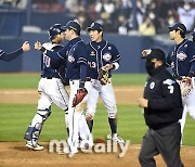 [MD포토] 두산 '준PO 1차전 5-1 승리'