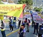 강원 화천 농가, 부대앞 시위.."군납 경쟁방식 반대"