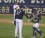 김태형의 입담 "김강률 이상한 짓 하면 막으라 했다"