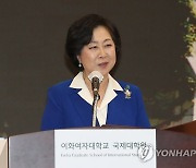 환영사하는 김은미 총장