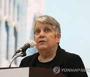 특별 강연하는 재닛 나폴리타노