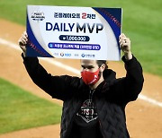 [포토] 켈리, 준PO 2차전 MVP