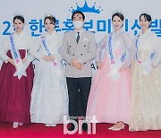 [bnt포토] '2021 한류미인선발제전'에서 기념촬영하는 김두천 대표-진선미