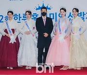 [bnt포토] '2021 한류미인선발제전'에서 기념촬영하는 실크루트 김철규 대표-진선미