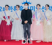 [bnt포토] '2021 한류미인선발제전'에서 기념촬영하는 아이디 워 이준범 팀장-진선미