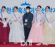 [bnt포토] '2021 한류미인선발제전'에서 기념촬영하는 jts코퍼레이션 대표 허준무-진선미