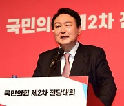 與 "윤석열, 국기문란 장본인..진심어린 축하 어렵다"