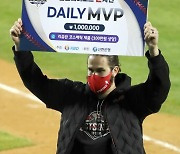 [포토]켈리,2차전 MVP