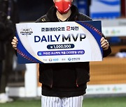 [포토]켈리, '준플레이오프 2차전 데일리 MVP'