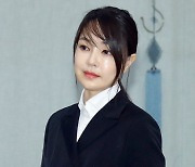 '머리 자르고 등판 채비?' 윤석열 배우자 김건희, 언제 공개석상 나타날까?