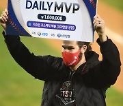 켈리 '준PO 2차전 MVP' [MK포토]