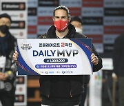 켈리 '준플레이오프 2차전 MVP' [MK포토]