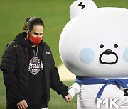 켈리 '마스코트 손 꼭 잡은 MVP' [MK포토]