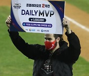 데일리 최우수선수(MVP)로 선정된 LG 켈리