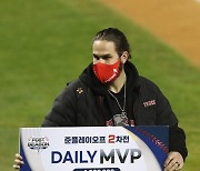 데일리 최우수선수(MVP)로 선정된 LG 켈리