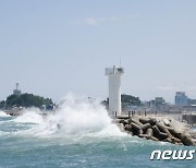 동해안 너울성 파도 주의..연안사고 위험예보 '주의보' 발령