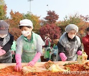 파주시의회 저소득 독거노인 김장김치 담기동참