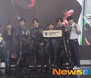 몬스타엑스 (MONSTA X), K-커뮤니티 챌린지 '한량무'우승팀과 인증샷[포토엔HD]