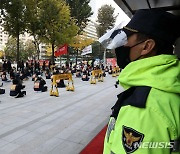 '위드코로나' 첫 주말, 20개 단체 3000명 서울 집회