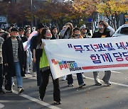 "무지갯빛 세상으로 함께 당당히!"