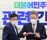 이재명, 정책 행보로 차별화 vs 윤석열, 외연 확장 시동