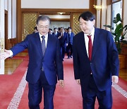 文대통령-윤석열 만날까..靑 "尹 면담 요청하면 적극 검토"