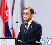 문대통령 "V4 국가들, 국민정서상 우리와 비슷..비중있게 봐야"