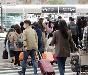 위드코로나 첫 주말 붐비는 제주공항