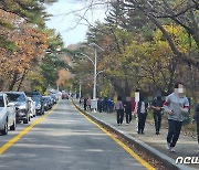 설악산에 전세버스 '빼곡'..위드코로나 첫 주말 단풍객 3만7000명