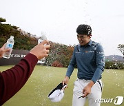 축하 물세례 받는 김비오