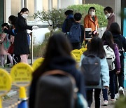 확진자 1명에 전면 등교중지 여전..직장인 학부모 '발동동'