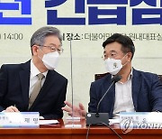 대화하는 이재명 대선후보와 윤호중 원내대표