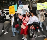 "이주노동자 차별 중단하라" 행진하는 이주노동자들