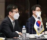 싱가포르 통상산업부 제2장관 면담하는 여한구 통상본부장